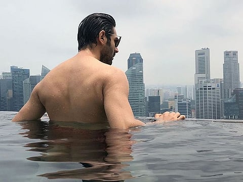 Kartik Aaryan flaunts his bare back.