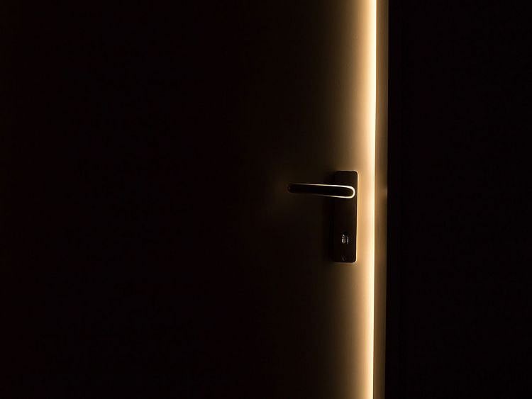 dark-1852985_1920 open room door generic
