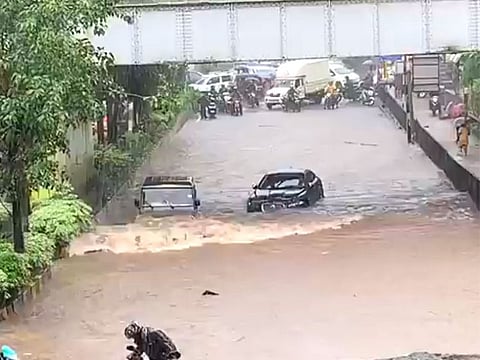 Bolero passes smoothly in water-logged Navi Mumbai street while Jaguar gets stuck