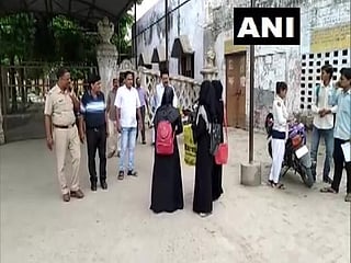 Students wearing burqa allegedly denied entry in Indian college
