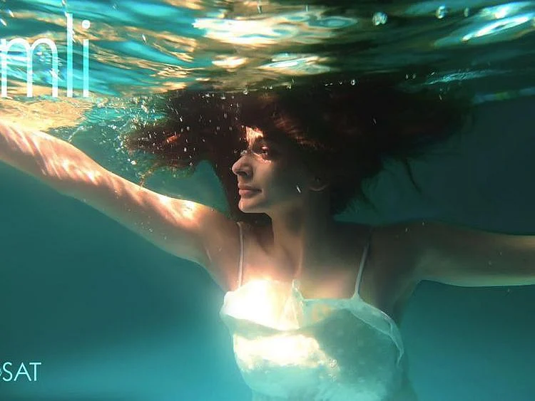 Saba Qamar in the first look of her upcoming film KAMLI-1568615324003