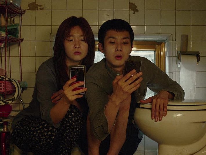 Woo-sik Choi and So-dam Park in Parasite-1569935881100