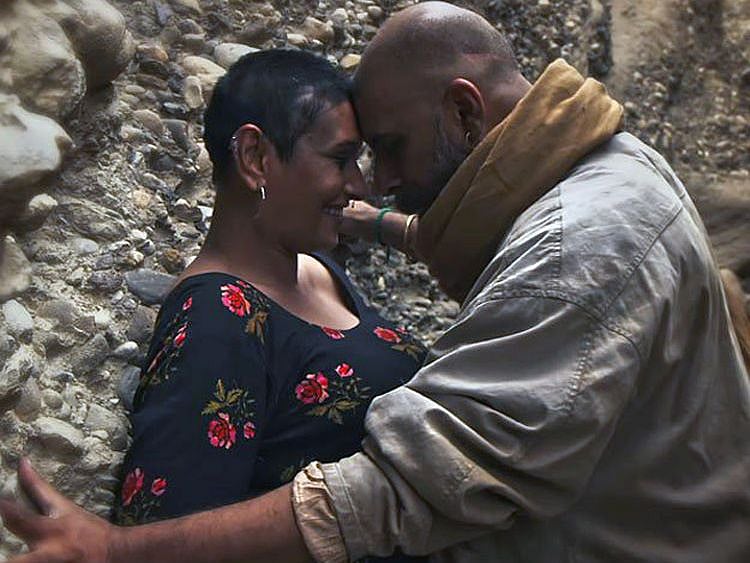Sherry Shah and Shamoon Abbasi in a still from DURJ-1570434689124