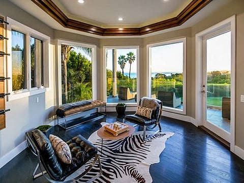 Comedian Russell Peters has leased out his home in Los Angeles' Maliu neighborhood, but is still trying to sell the 1.35-acre estate. The two-story home, now tenant-occupied until 2023, is now listed for $7.995 million, down from $8.8 million last year. The ocean-view home has 10,000 square feet of space, a movie theater and a gym. A wraparound terrace takes in the ocean. (Tyler Hogan/TNS)
