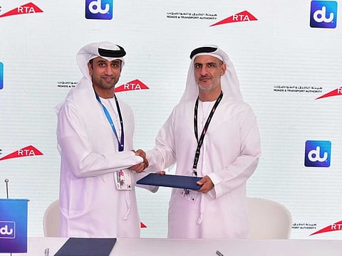 Ahmed Hashim Bahrozyan, CEO of Public Transport Agency, RTA; and Fahad Al-Hassawi, Deputy CEO Telecoms, du, at MoU singing ceremony to provide free wifi on public buses.