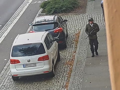 A man walks with a gun in the streets of Halle an der Saale, eastern Germany, on October 9, 2019. 