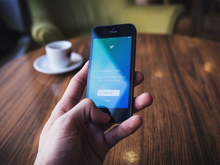 UAE officials promise to help man complaining against boss on Twitter