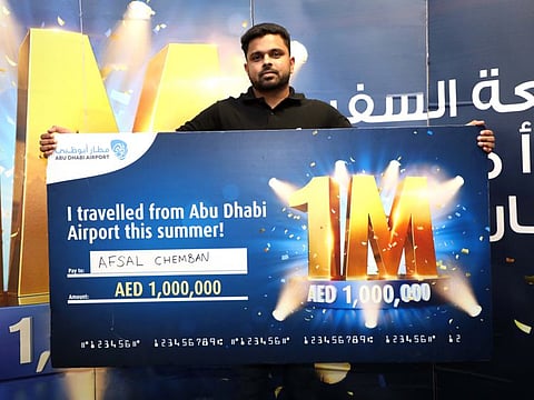 The winner, Afsal Chemban, receives the cheque from Mr. Bryan Thompson, Chief Executive Officer of Abu Dhabi Airports. 