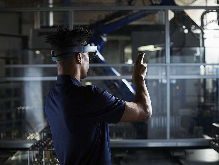 Ericsson-Man-in-robot-factory-using-AR_web