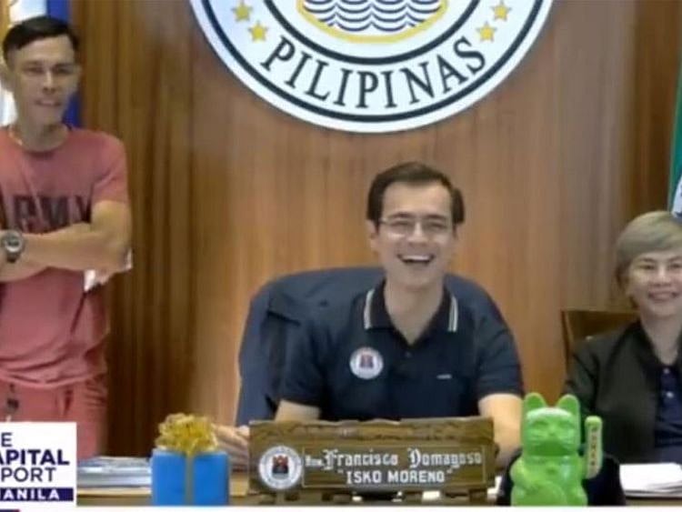 Filipino pedicab driver Benjie Ordanza E. Japson (left)