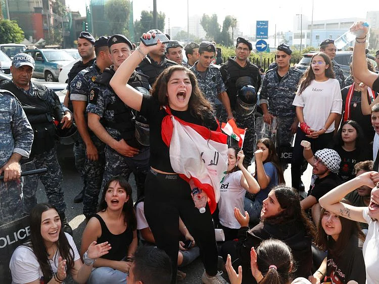 Copy of 2019-11-06T095250Z_75909974_RC2L5D90UAKG_RTRMADP_3_LEBANON-PROTESTS [1]-1573039058179