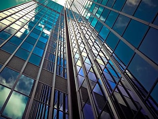 Woman murdered in parking lot, accused jumps from high rise