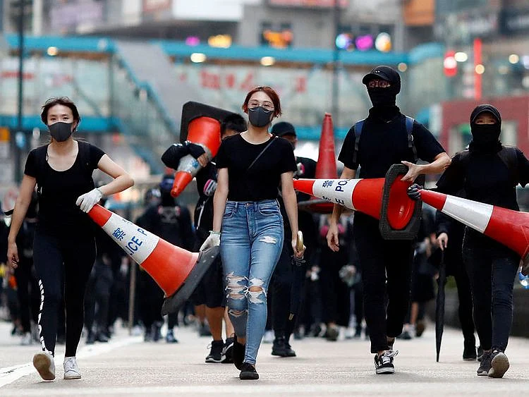 2019-11-11T093006Z_1776914757_RC2X8D9YS8B6_RTRMADP_3_HONGKONG-PROTESTS-(Read-Only)