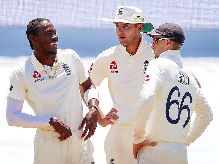 England’s captain Joe Root (R) talks with teammates Stuart Broad