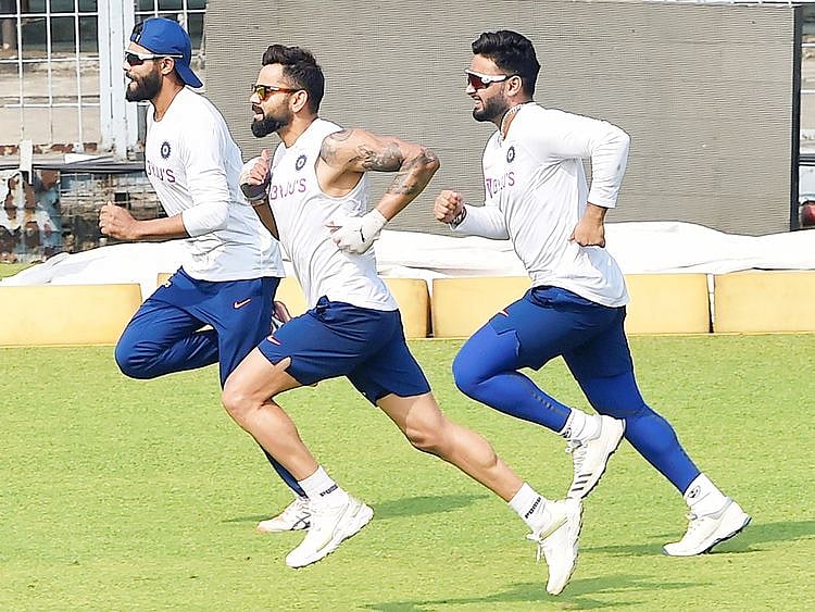 Virat Kohli with teammates R Jadeja and Rishabh Pant