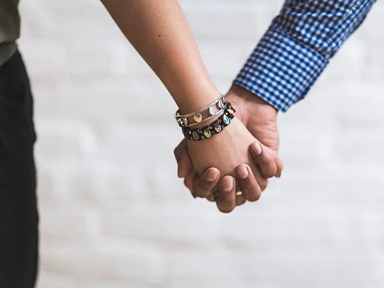Holding-hands01