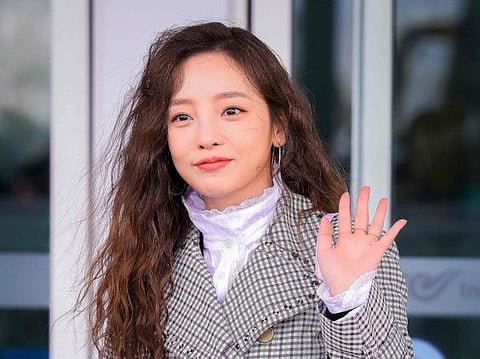 This picture taken on February 21, 2018 shows K-pop star Goo Hara arriving at Incheon International Airport, west of Seoul. Fans mourned and questions were asked November 25, 2019 after K-pop star and revenge porn victim Goo Hara was found dead in a possible suicide, which would make her the second female singer in a month to take her own life in the high-pressure industry. - South Korea OUT
 / AFP / Dong-A Ilbo / str