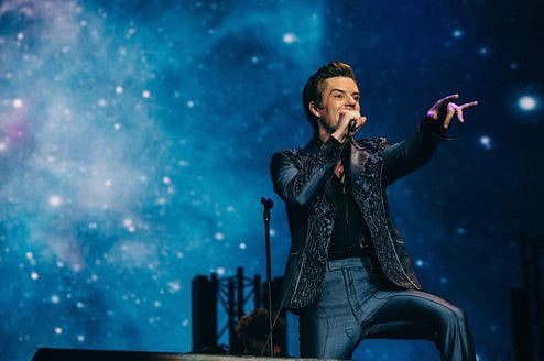 THE KILLERS BRING DOWN THE CURTAIN WITH A ROCKING PERFORMANCE  (1)-1575269494965