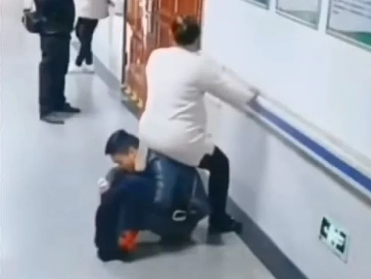 Viral man chair pregnant wife