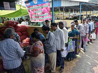 India: 55-year-old man dies in queue to buy onions 
