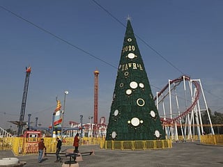 Baghdad Christmas tree to hang pictures of dead Iraqi protesters