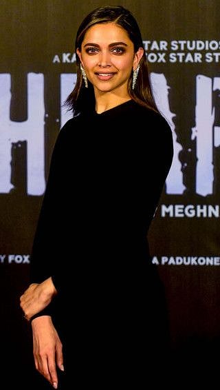 Bollywood actress and producer Deepika Padukone poses for photographs as she attends the trailer launch of her upcoming Hindi film 'Chhapaak' directed by Meghna Gulzar, in Mumbai on December 10, 2019.  / AFP / Sujit Jaiswal