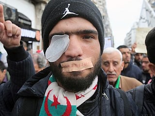 Algeria: Thousands protest to reject talks with new president