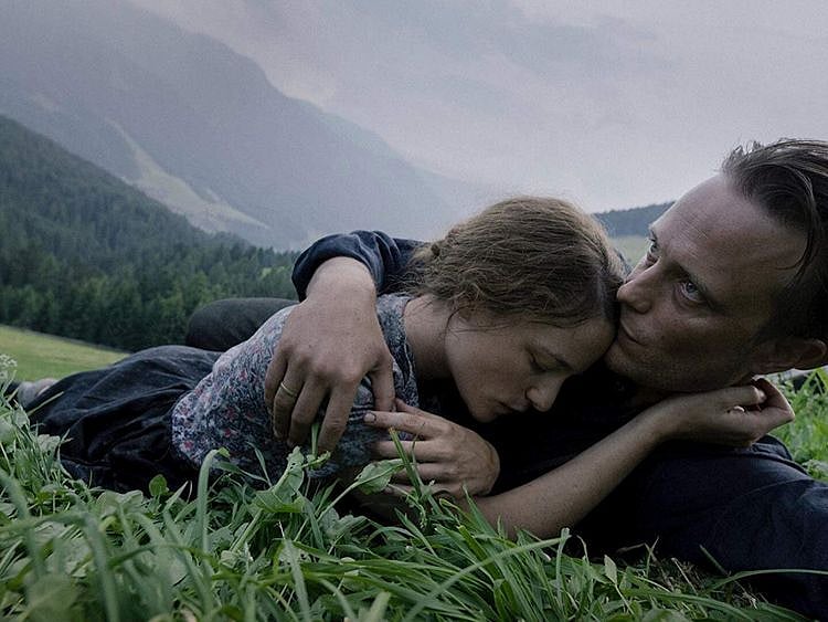 August Diehl and Valerie Pachner in A Hidden Life (2019)1-1578469706426