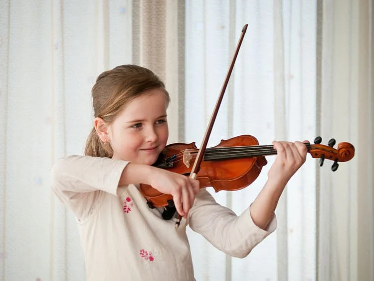OPN 200110 Girl playing violin-1578658545960