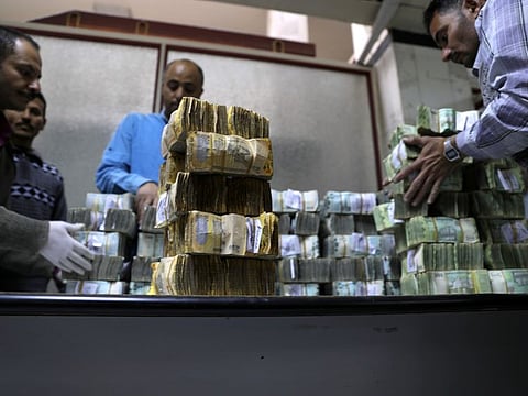 Employees count bundles of newly issued Yemeni Riyal bank notes at the Central Bank of Yemen in Sanaa January 7, 2020. Picture taken January 7, 2020. REUTERS/Khaled Abdullah