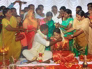 Kerala: Hindu wedding held in a 100-year-old mosque