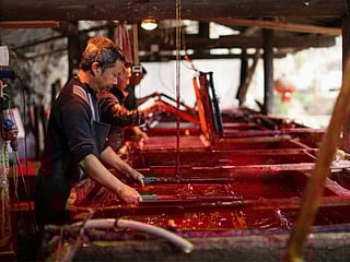 How the red paper used in Lunar New Year decorations is made in China