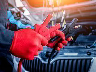 10 quick and easy steps: How to correctly - and safely - jump start a car with a dead battery