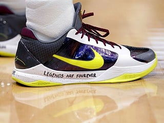 NBA players pay tribute to Kobe Bryant by wearing his shoes