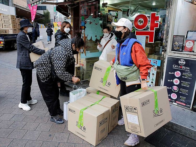 2020-01-31T082234Z_848308361_RC2WQE9U7IWI_RTRMADP_3_CHINA-HEALTH-SOUTHKOREA-(Read-Only)