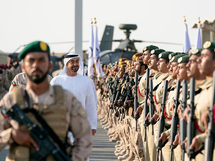 Sheikh Mohamed bin Zayed welcoming soldiers