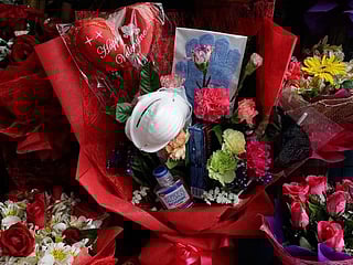 Philippines: 'Anti-coronavirus' Valentine bouquets include sanitizer, face mask