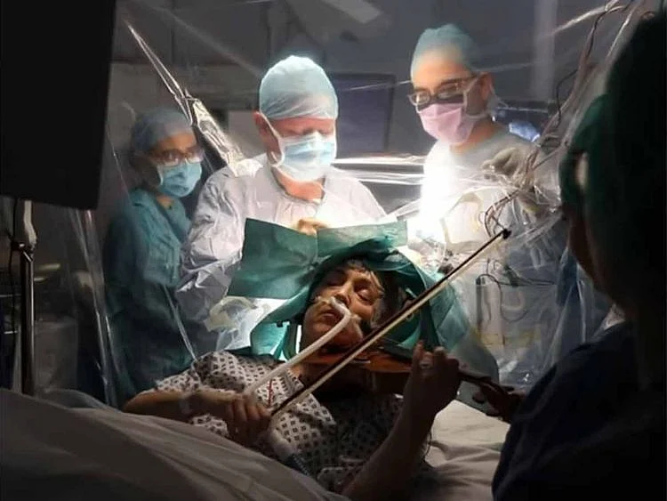 Dagmar Turner playing violin during brain surgery