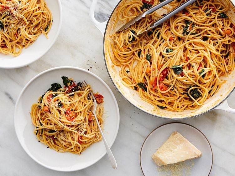 Spaghetti with cherry tomatoes and kale.-1582461909820
