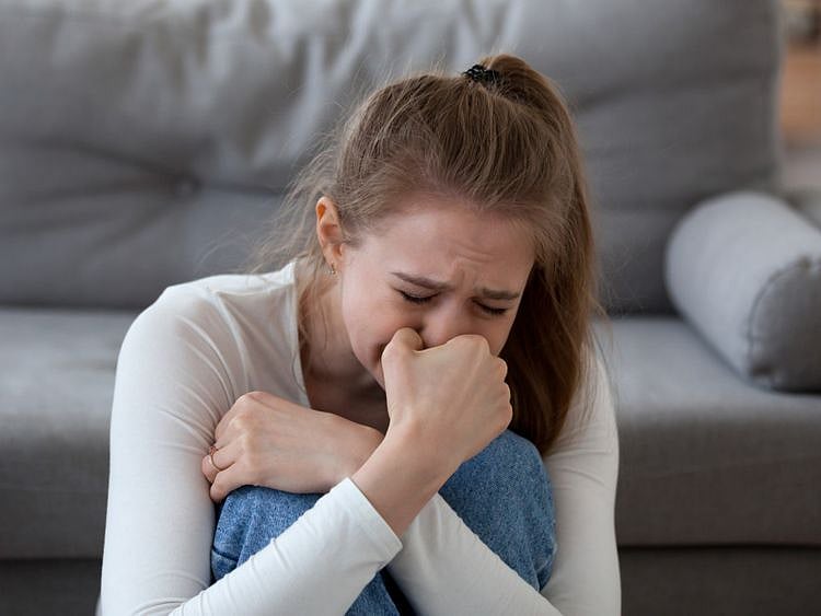 OPN WOMAN CRY1-1582622810448