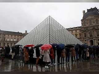 Paris' Louvre: Visitors locked out as museum staff refused to work over coronavirus fears