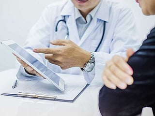 Women aged 25–65 are encouraged to screen regularly, while parents are urged to vaccinate teens at school.