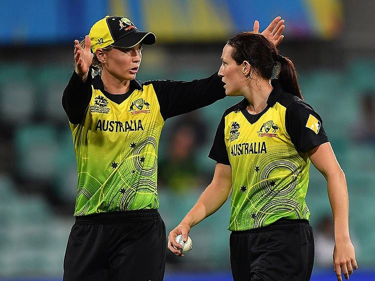 Australia's Rachael Haynes (L) gives instructions to bowler Megan Schutt during the Twenty20 women's World Cup semi-final cricket match between Australia and South Africa in Sydney on March 5, 2020. -- IMAGE RESTRICTED TO EDITORIAL USE - STRICTLY NO COMMERCIAL USE --  / AFP / Saeed KHAN / -- IMAGE RESTRICTED TO EDITORIAL USE - STRICTLY NO COMMERCIAL USE --
