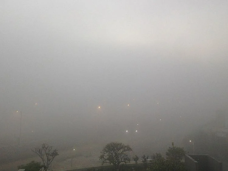 A foggy scene in Abu Dhabi.