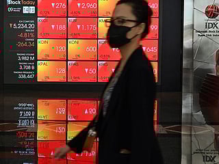 Covid-19 omicron variant: Markets flop as travel curbs go global