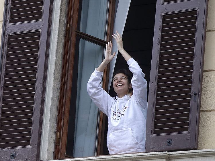 Italians sing out from balconies during coronavirus lockdown 