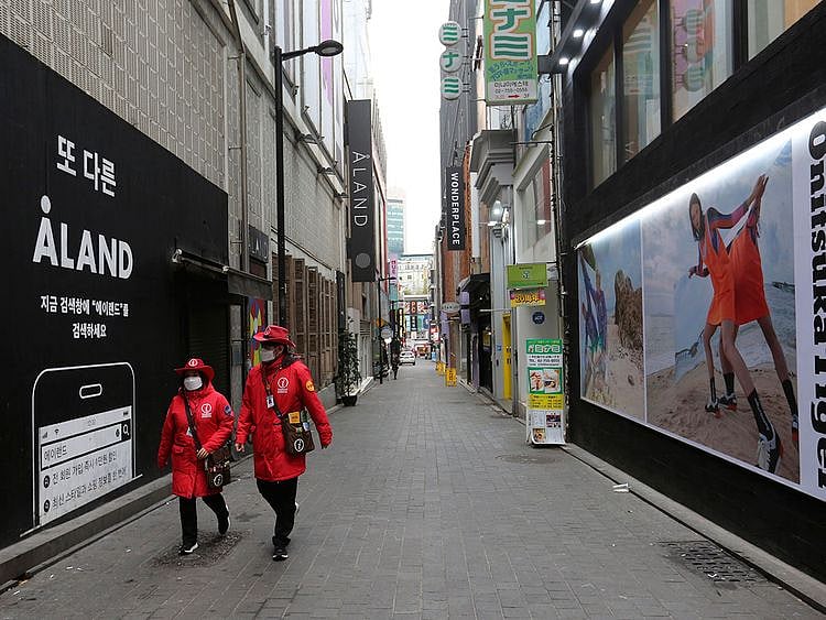 South Korea dials up virus testing with hospital 'phone booths'
