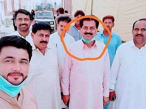 Six government officials in Pakistan taking selfie with the COVID-19 patient in Sindh province. 