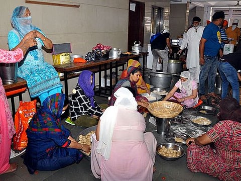 Coronavirus : Community kitchens serve people across the world
