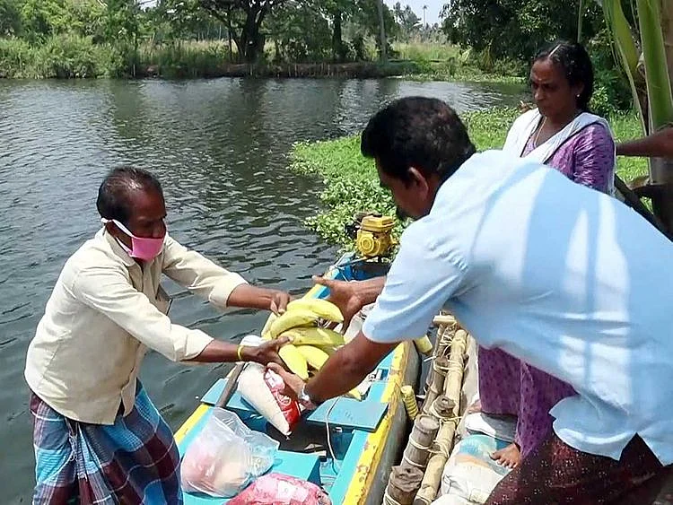 Kerala boatman sells food during coronavirus